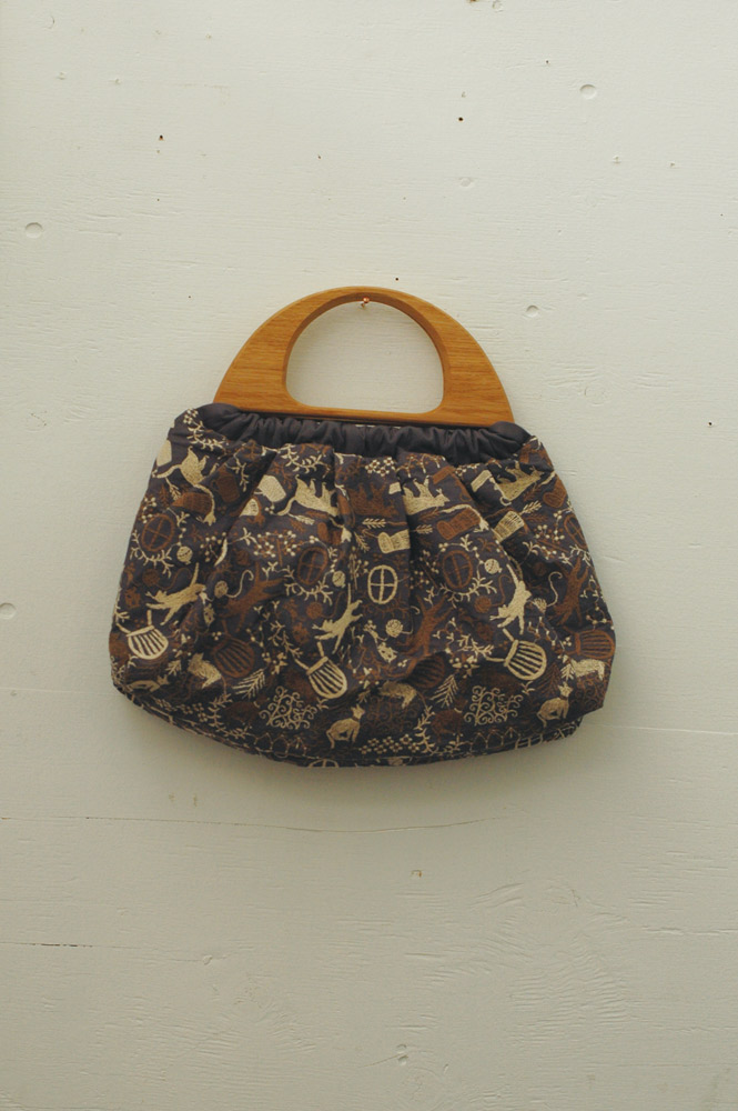 点と線模様製作所 岡理恵子さんの木の持ち手刺繍バッグ 猫 小さな刺繍バッグ （倉敷意匠×点と線模様製作所） | かご