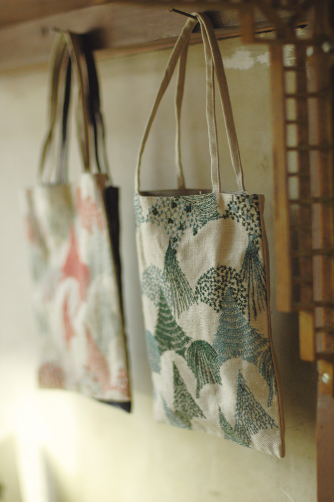 小さな刺繍バッグ （倉敷意匠×点と線模様製作所） | かご